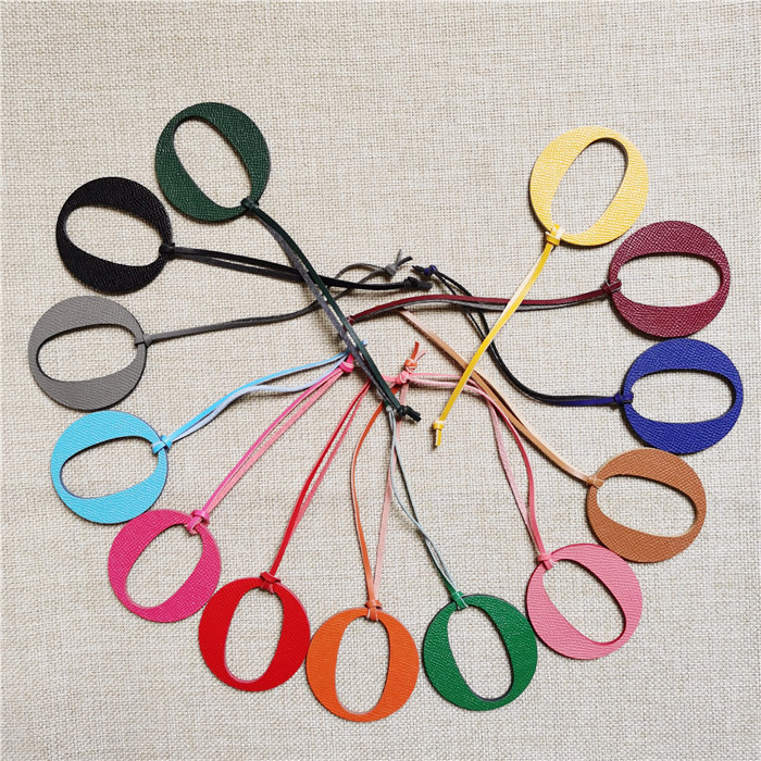 سلسلة مفاتيح من الجلد الطبيعي  - مراجعة Monogram Keychain Leather وسعره